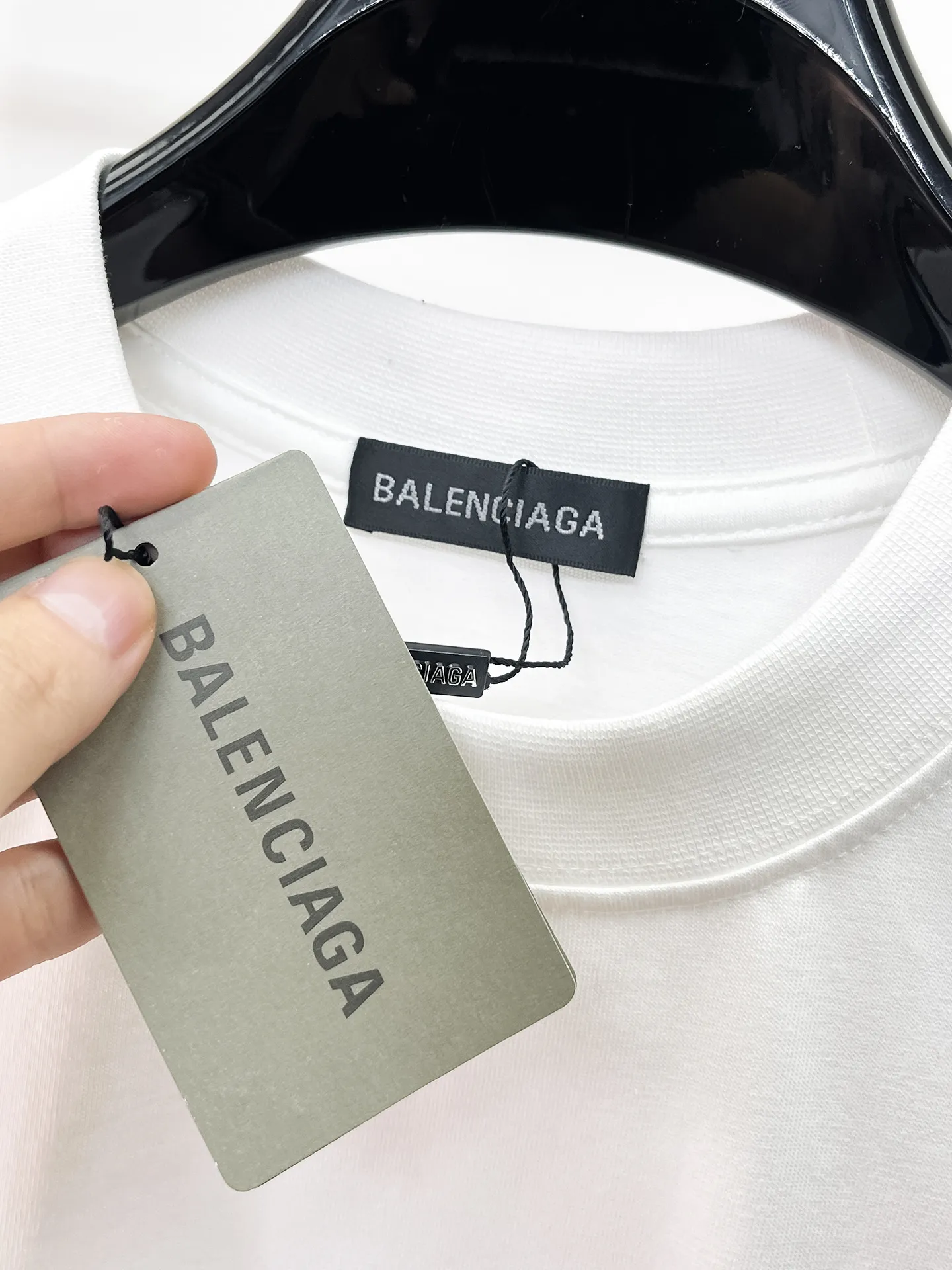 Balenciaga's high-end top-quality products 🐮2026 Spring and Summer New Arrival first counter, the latest New Arrival short-sleeved round neck T-shirt, Premium customized design, avant-garde and fashionable! Brand logo heavy craftsmanship design Premium customized 260g fabric. Soft to the touch. Comfortable to wear. Counter-level exquisite stitching. Fine workmanship. The upper body effect is incomparably handsome! A must-have item for men and women with the same style! Sizes: S~XXL When placing an order, please state your height and weight. The maximum wearing size is 210 pounds (one size larger)
